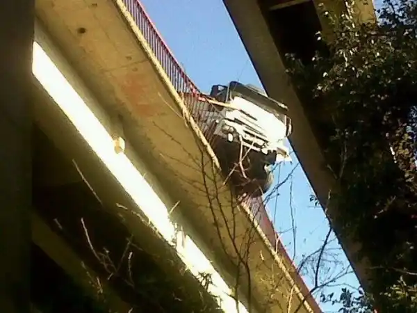 Un camión de carga quedó colgando del puente Zárate - Brazo Largo