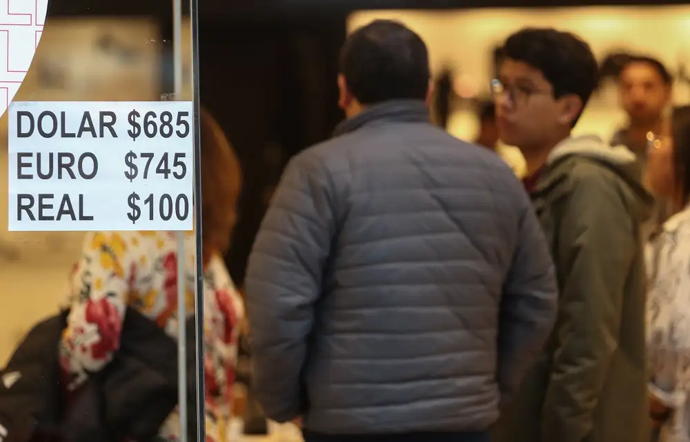 Comercios de la peatonal Florida mostraban en sus vidrieras la cotización del dólar ofrecida a los turistas extranjeros.