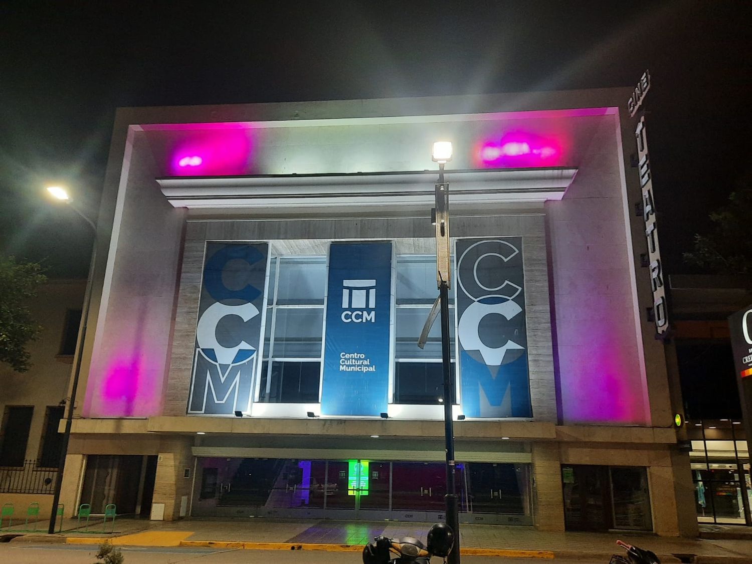 El Centro Cultural se iluminó de violeta.