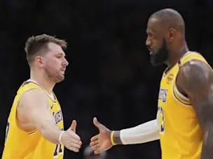 LeBron respaldó a  Doncic en su debut en los Lakers.Foto: Mark J. Terrill / AP-LaPresse