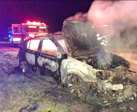 Impactante incendio de un auto en la Ruta Provincial 6: el vehículo fue consumido por las llamas