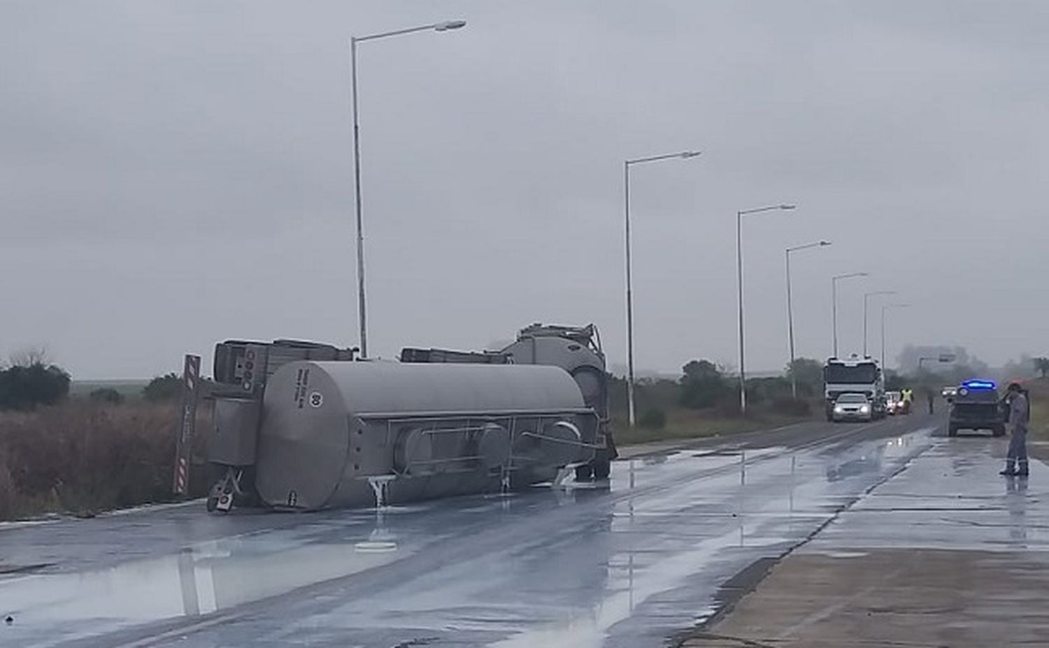 Un camión cisterna volcó en Ruta 20 y esparció la carga de leche