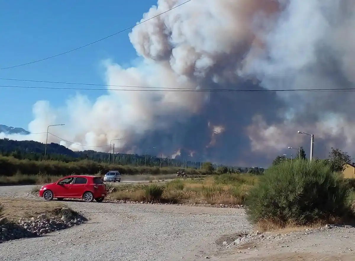 Las llamas se descontrolaron en El Bolsón