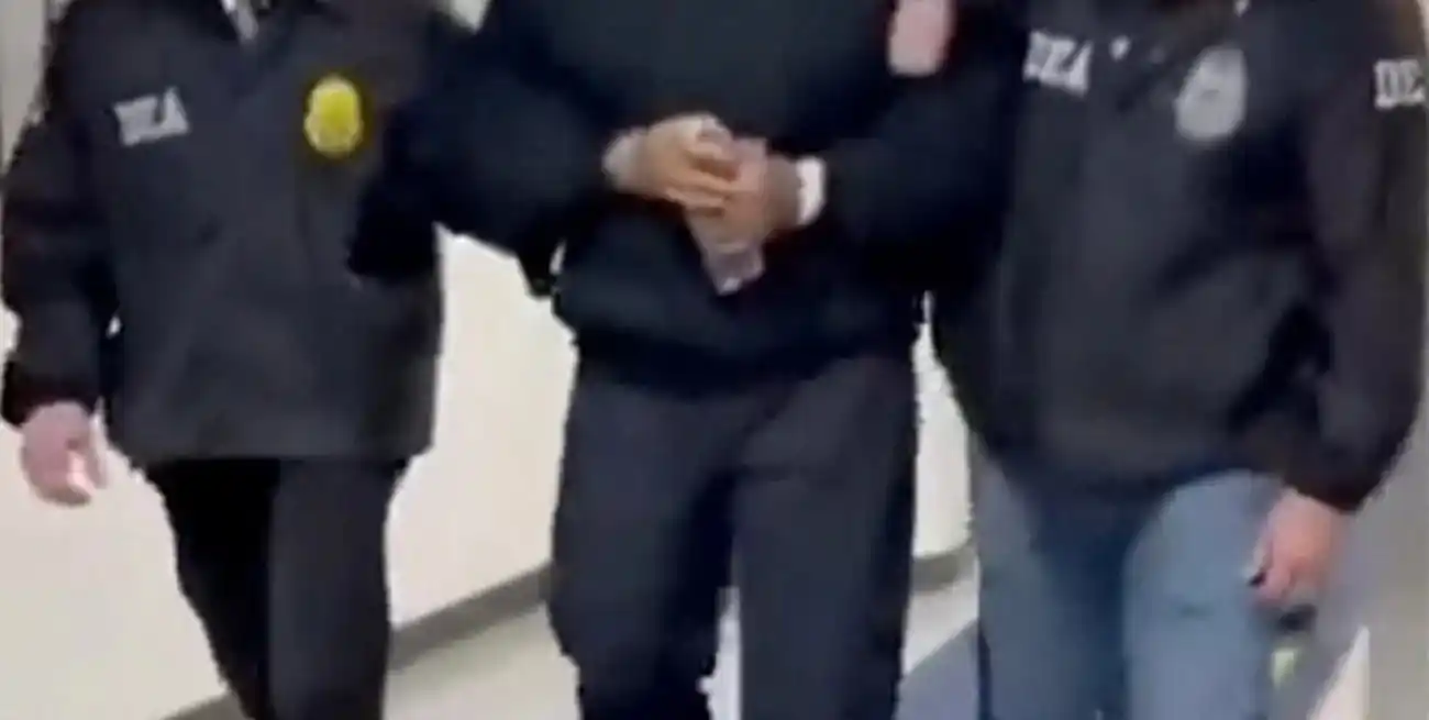 Maduro fue filmado esposado y rodeado de agentes tras su arribo a Nueva York. Foto: Reuters