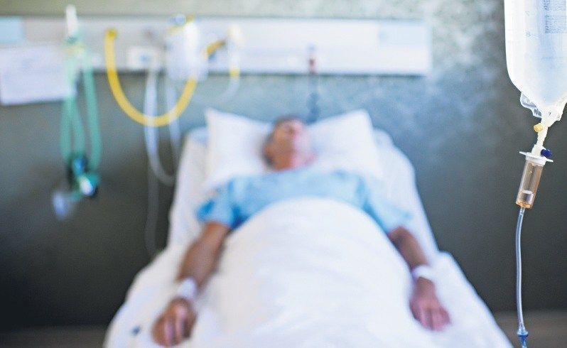 El hombre de 82 años permanece internado