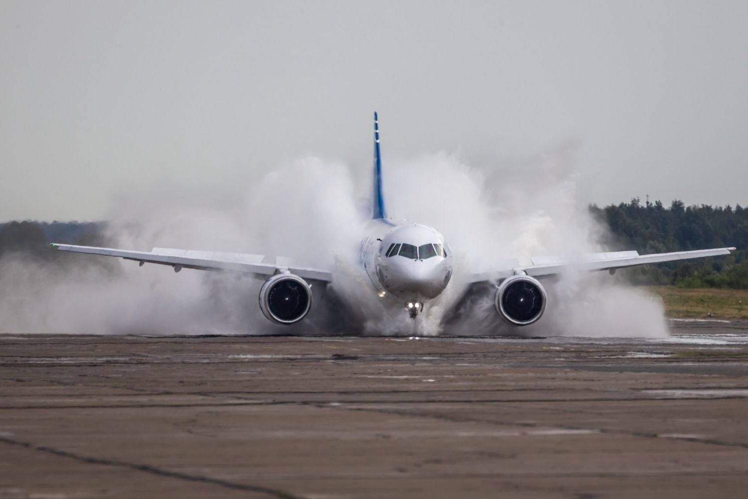 El avion ruso MC-21-300 puede operar con agua en pista