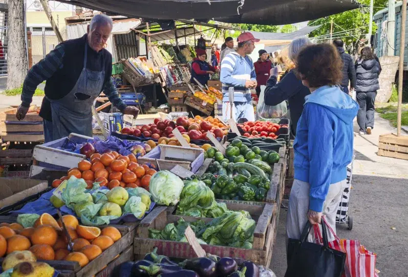 El 76% de los argentinos endeudados usa créditos para pagar alimentos, salud y servicios