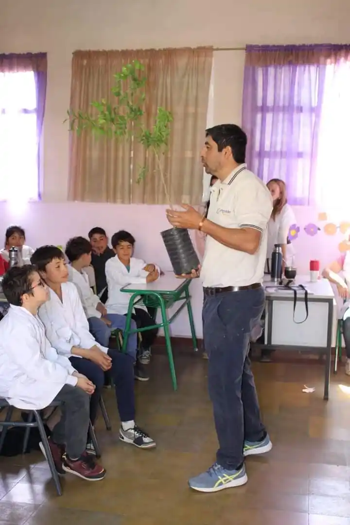 Ramón Velázquez brindó charlas en escuelas rurales y de la cuidad.