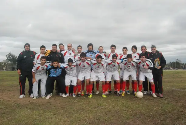 Isleños y Sarmiento mantienen el liderazgo en el fútbol local