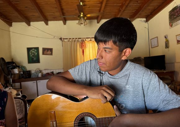 Leandro Flores llegará a Cosquín a cumplir sus sueños y cantó emocionado tras recibir una donación