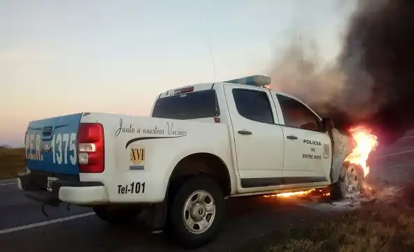 Un patrullero se incendió en plena ruta