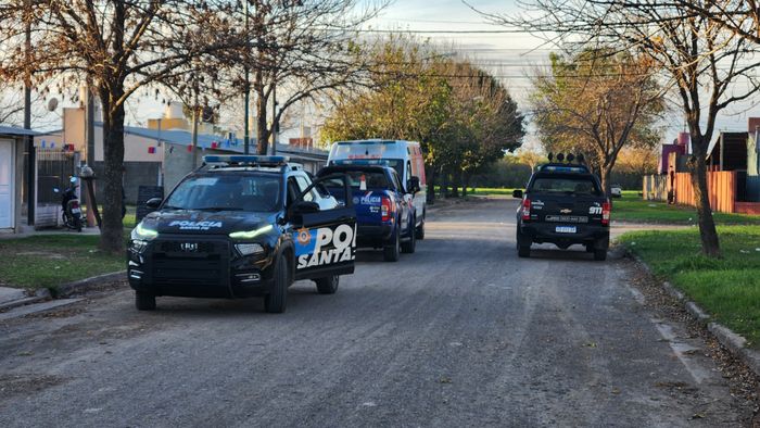 intervención policial barrio mora ciudad de esperanza ambulancia sies 107 patrullero tarde policía movil policial menores de edad menor de edad menores - 4