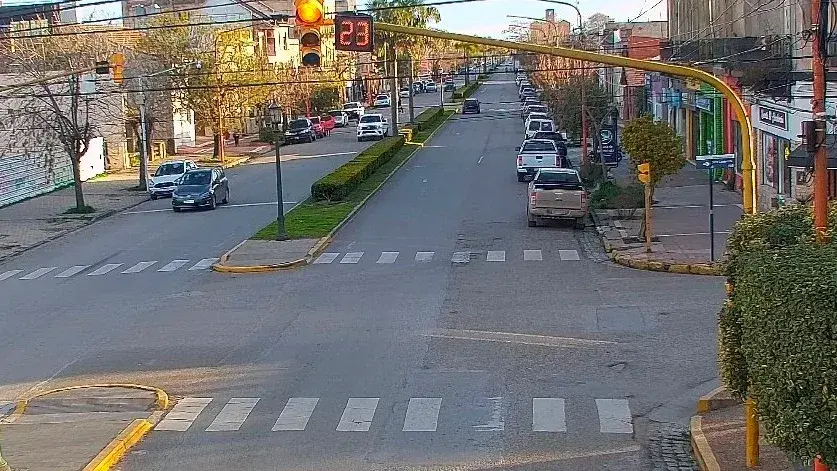 El ángulo que toma la cámara fija de tránsito, ubicada en cercanías de la esquina de avenida Rivadavia y San Lorenzo