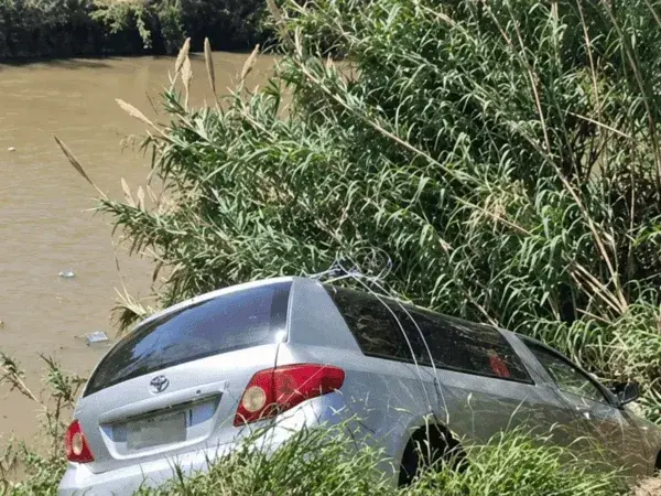 Un coche fúnebre cayó por la barranca del arroyo San Lorenzo