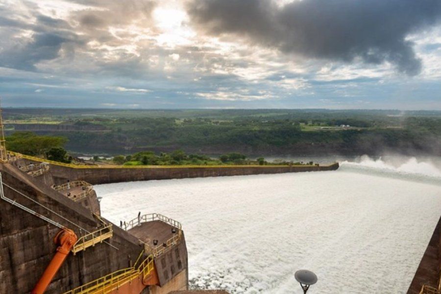 Altas expectativas por la suba del río Paraná por la apertura de compuertas de la represa Itaipú