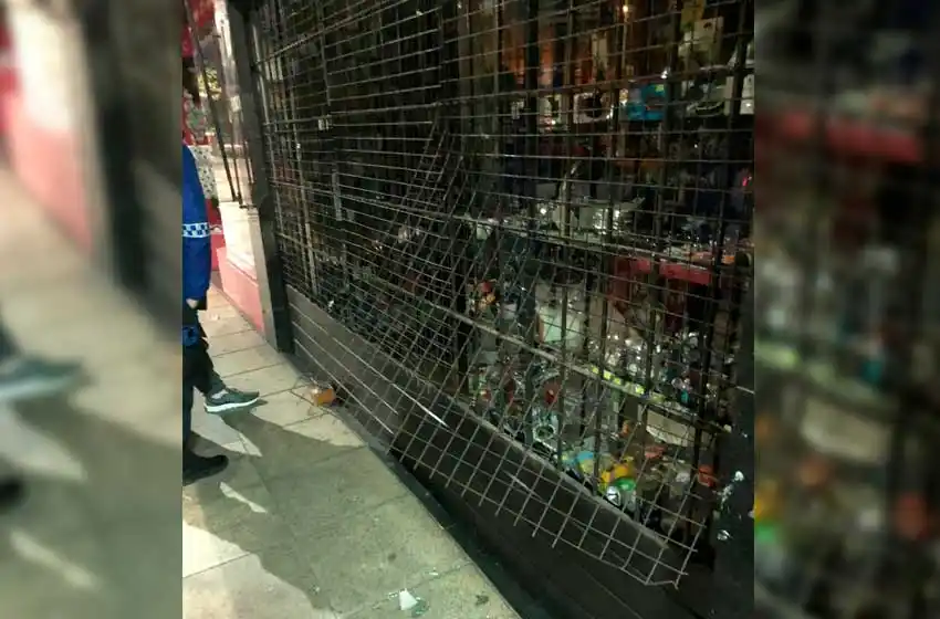 No hay hora para el delito: roban relojería en Alberti y Las Heras