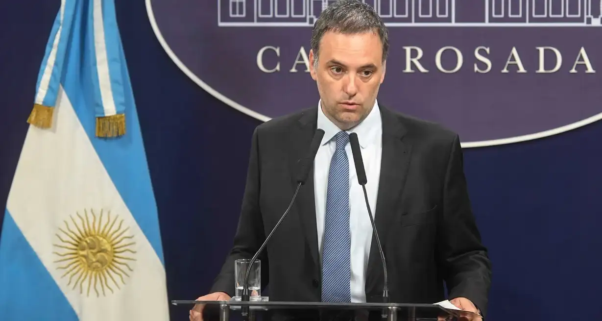 Adorni retomó su rutina matutina de responder cinco preguntas a colegas acreditados. Archivo