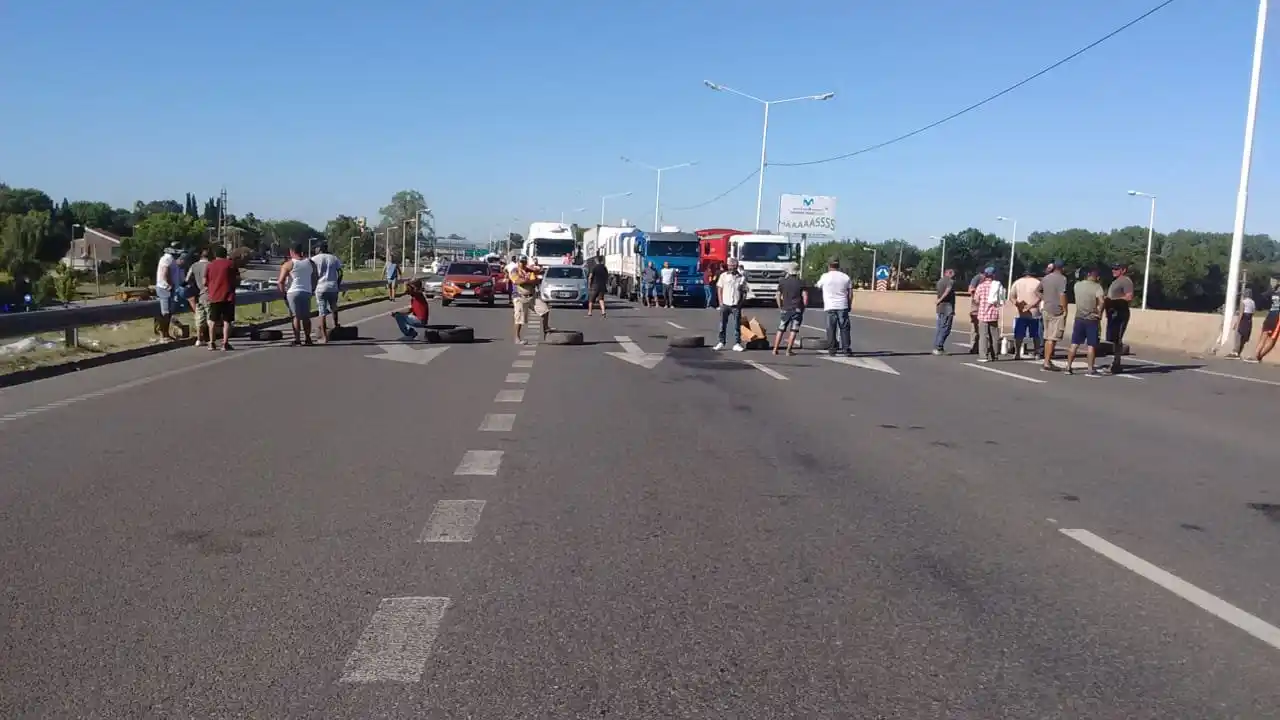 Jueves, cuarto día en que los pescadores cortan el puente Rosario-Victoria
