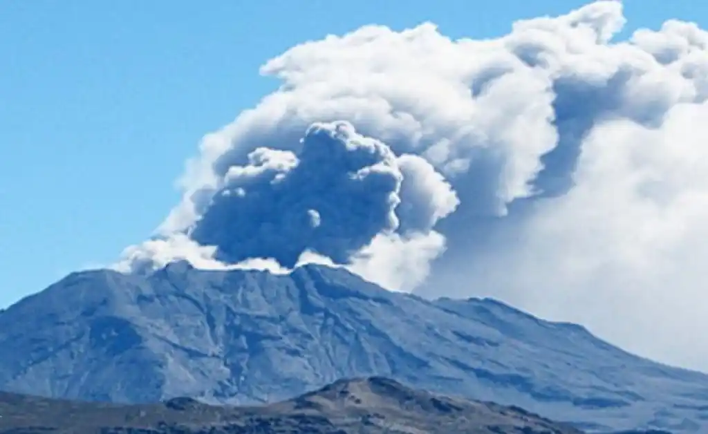 Perú vigila flujos de lodo en el volcán Ubinas