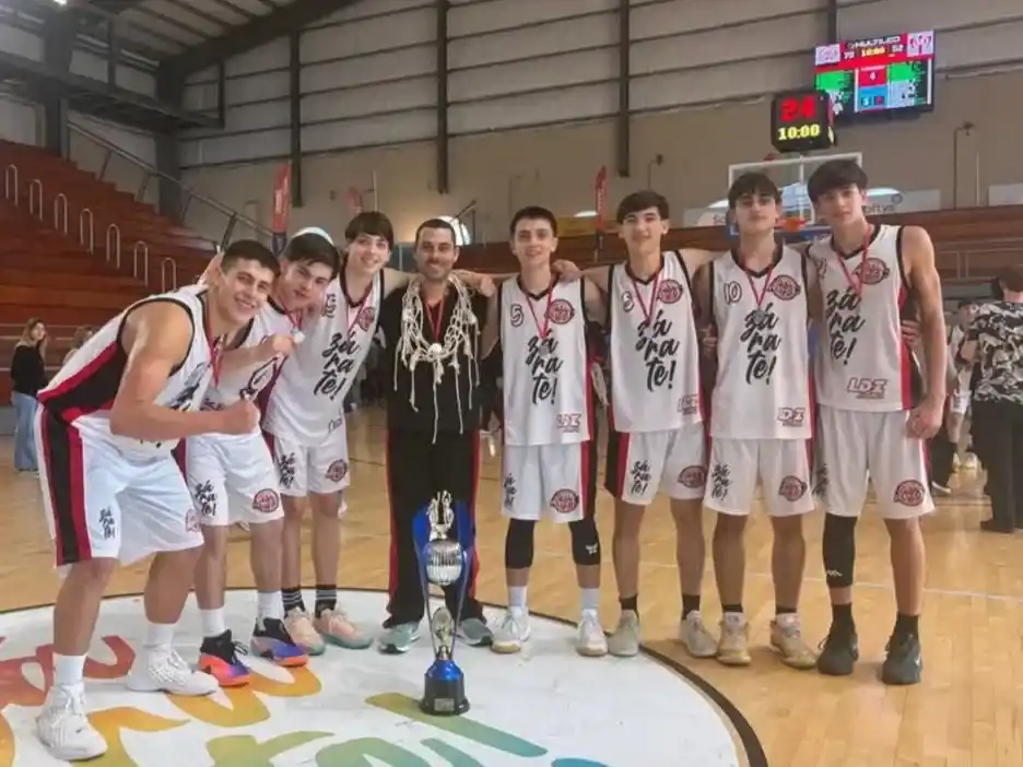 La selección U15, con siete jugadores de Náutico en cancha, se impusieron en el zonal. PH: agencia .