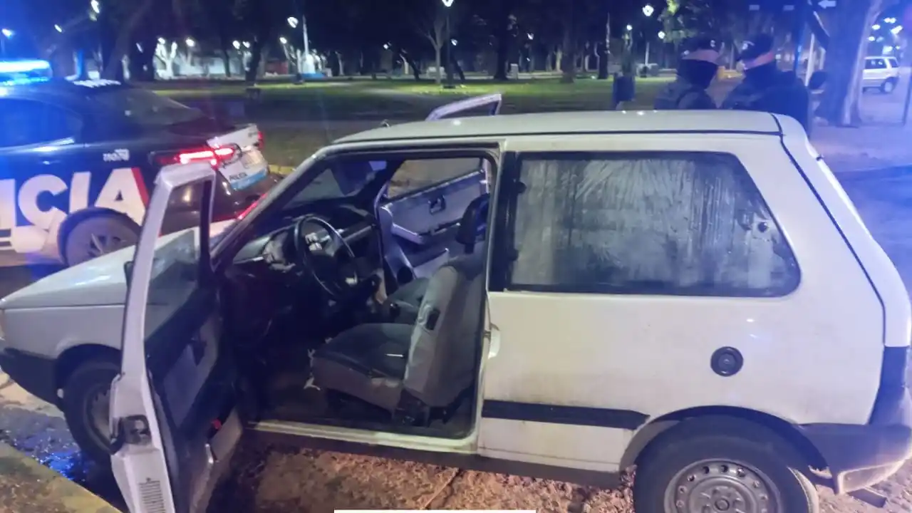Robó un auto con un cómplice, intentó escapar de la policía y fue detenido.