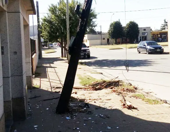 Un palo arrancado y sostenido por los cables