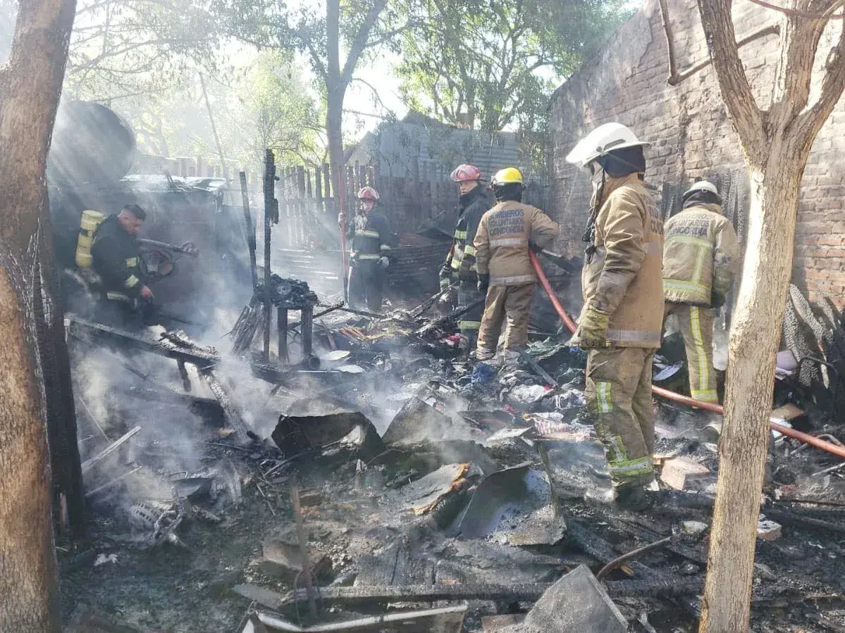 Incendio destruyó una vivienda y afectó a otra y un automóvil
