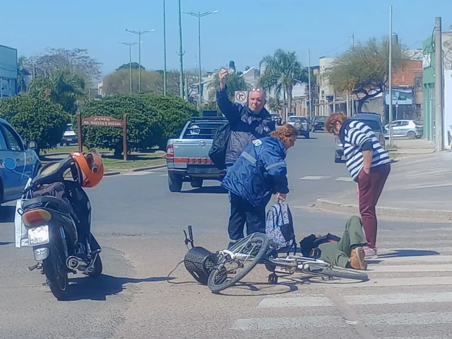 Fuerte choque en la rotonda de Avenida Parque y Artigas: una joven fue hospitalizada