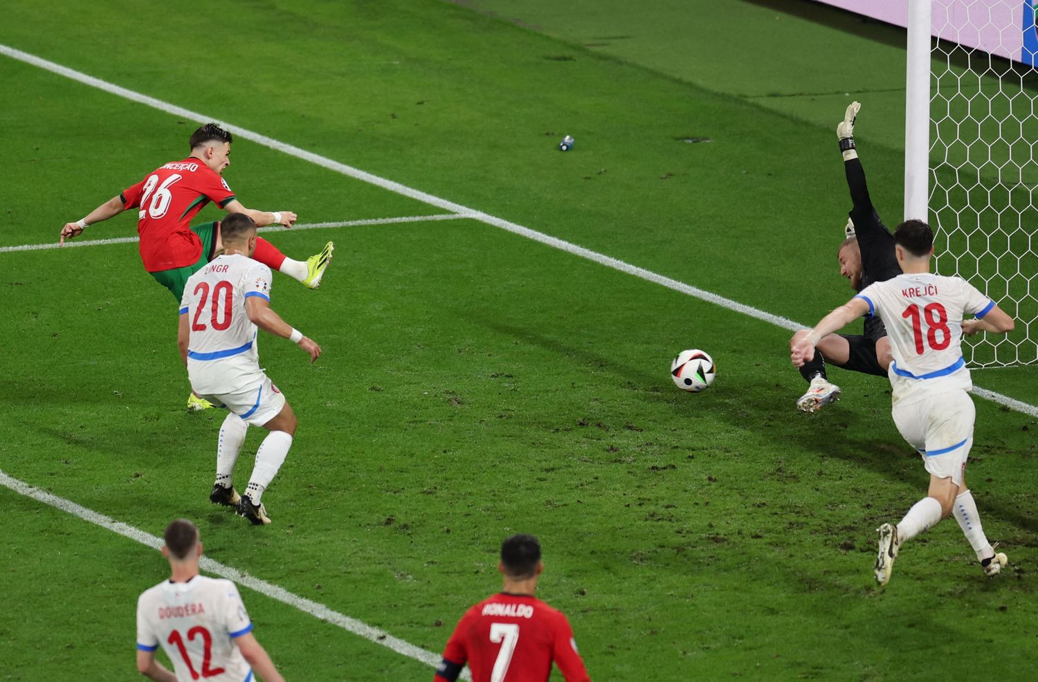 Francisco Conceição impulsa la pelota a la red, para el triunfo portugués.