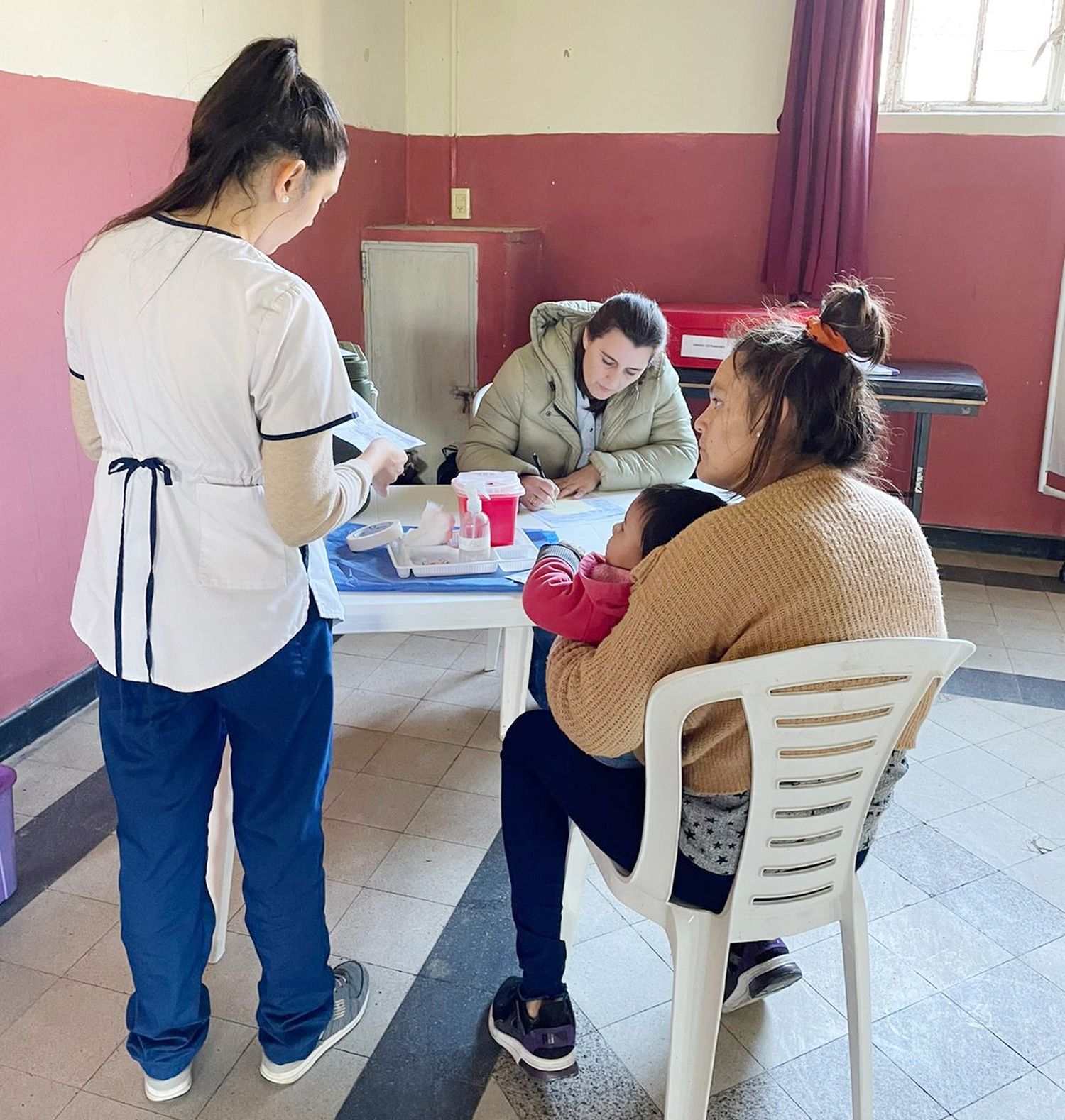 Profesionales de salud en los centros de evacuados