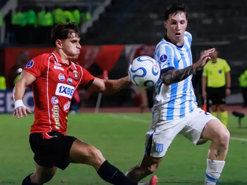 Racing igualó en Caracas