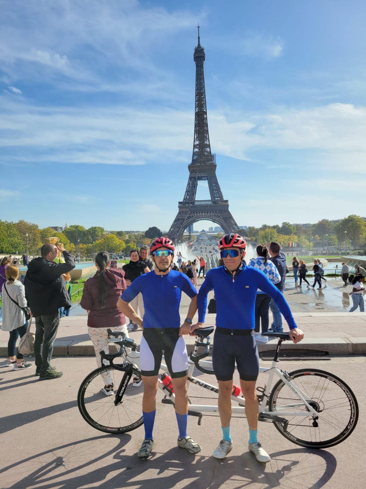Sebastián Tolosa y Maximiliano Gómez, atras de ellos la Torre Eiffel de Paris. Los pedalistas participan del mundial de pìsta.
