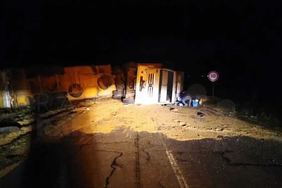 Corte total en Ruta Nacional n°19 por el vuelco de un camión en jurisdicción de Angelica