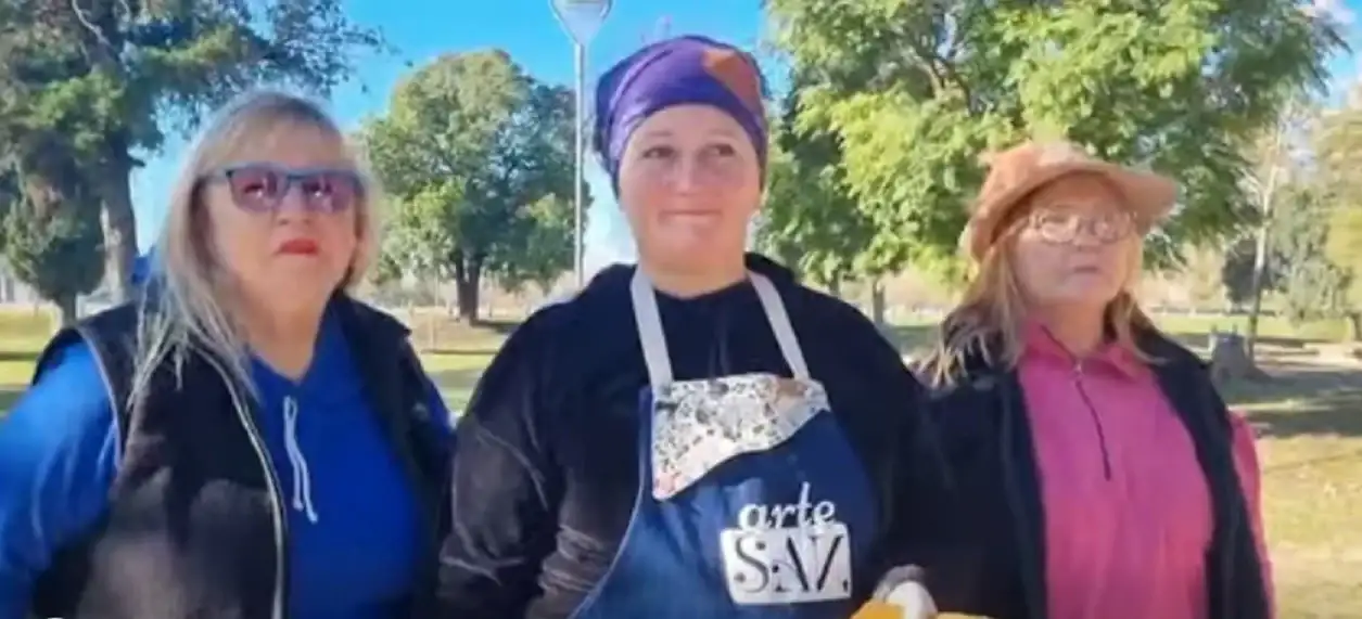 Con mosaicos y materiales reciclados, un grupo de voluntarios embellece espacios públicos y restaura ermitas de la región