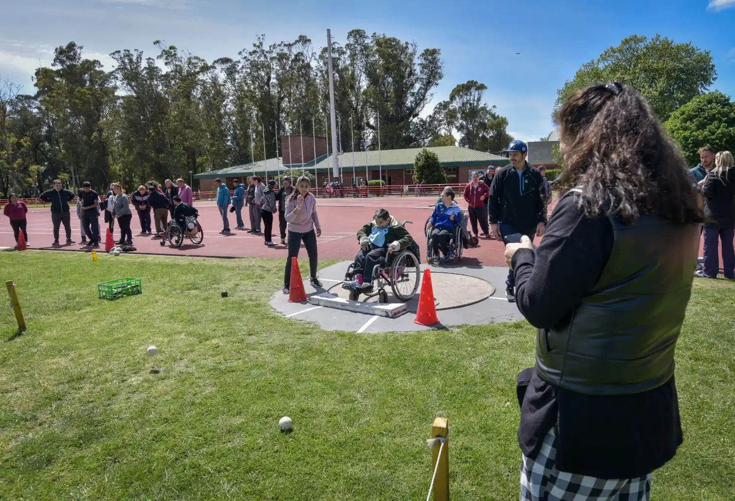 Está destinado a profesores y estudiantes de educación física, deportistas, ex deportistas y personas afines al deporte y su enseñanza.