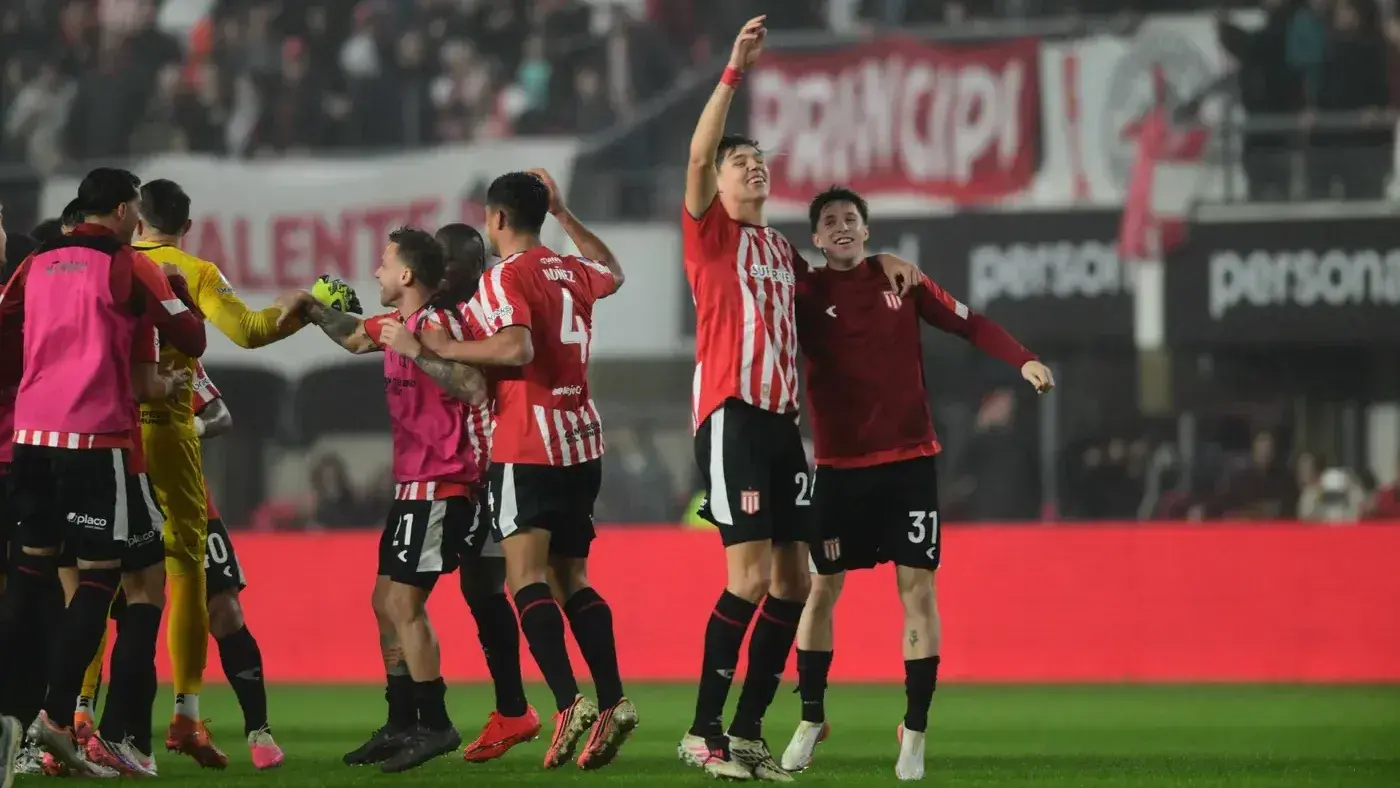 Festejan los jugadores de Estudiantes