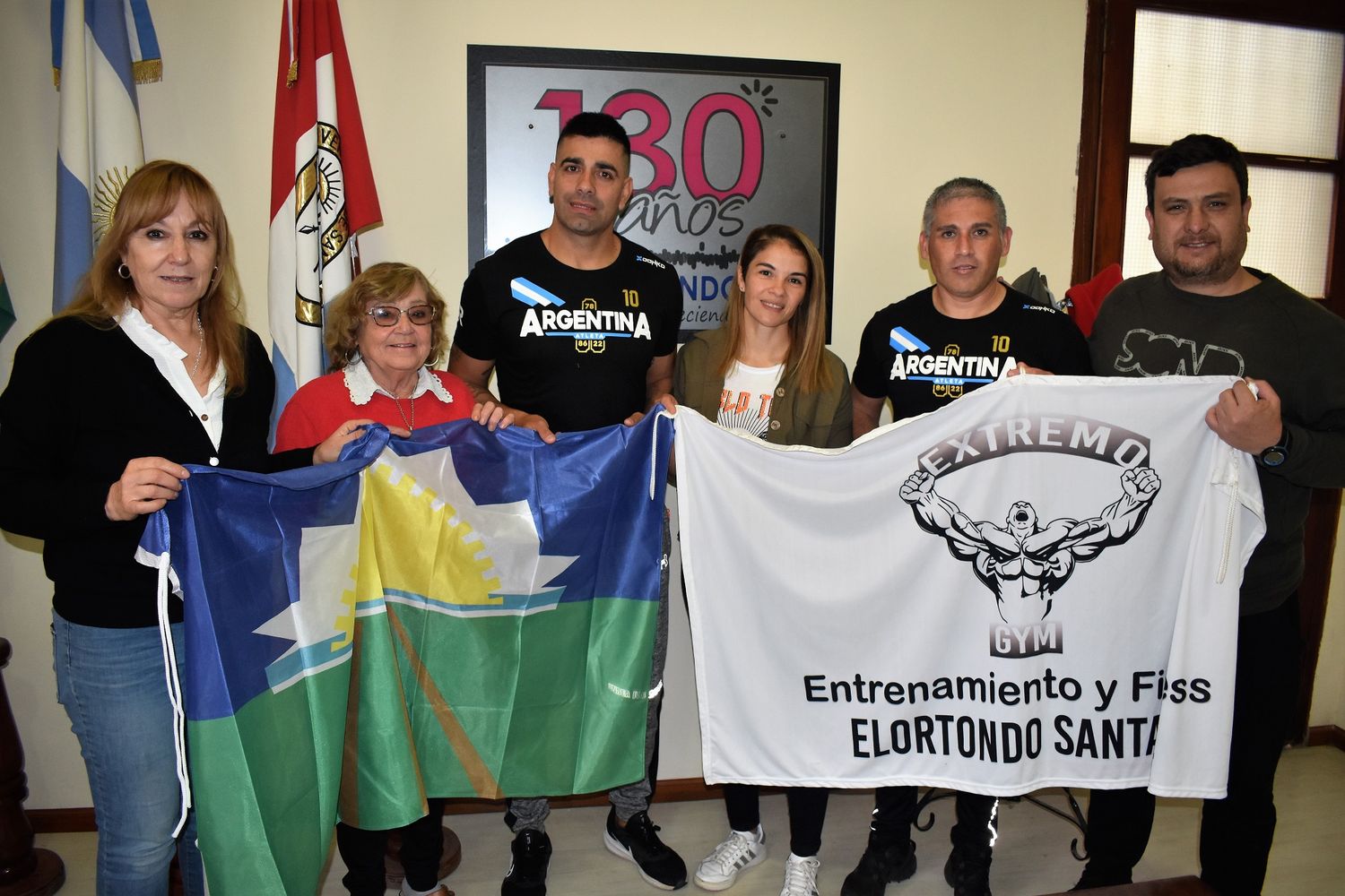 Los atletas junto a su entrenador fueron recibidos por la presidente comunal