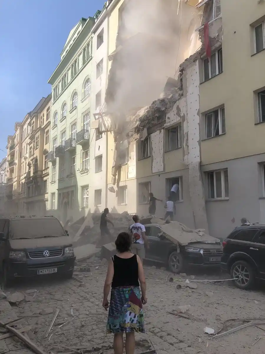 Al menos 4 heridos en colapso de edificios por presunta explosión de gas en Viena