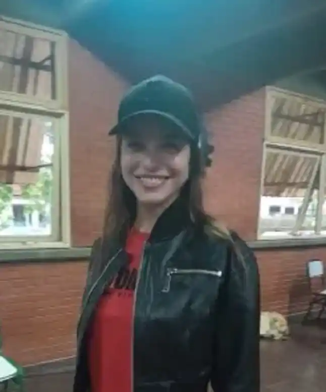 La cantante Emilia Mernes votó en su Nogoyá natal