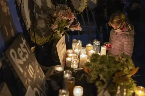 Muchas muestras de cariño durante la vigilia en homenaje a Halyna Hutchins. Foto AFP