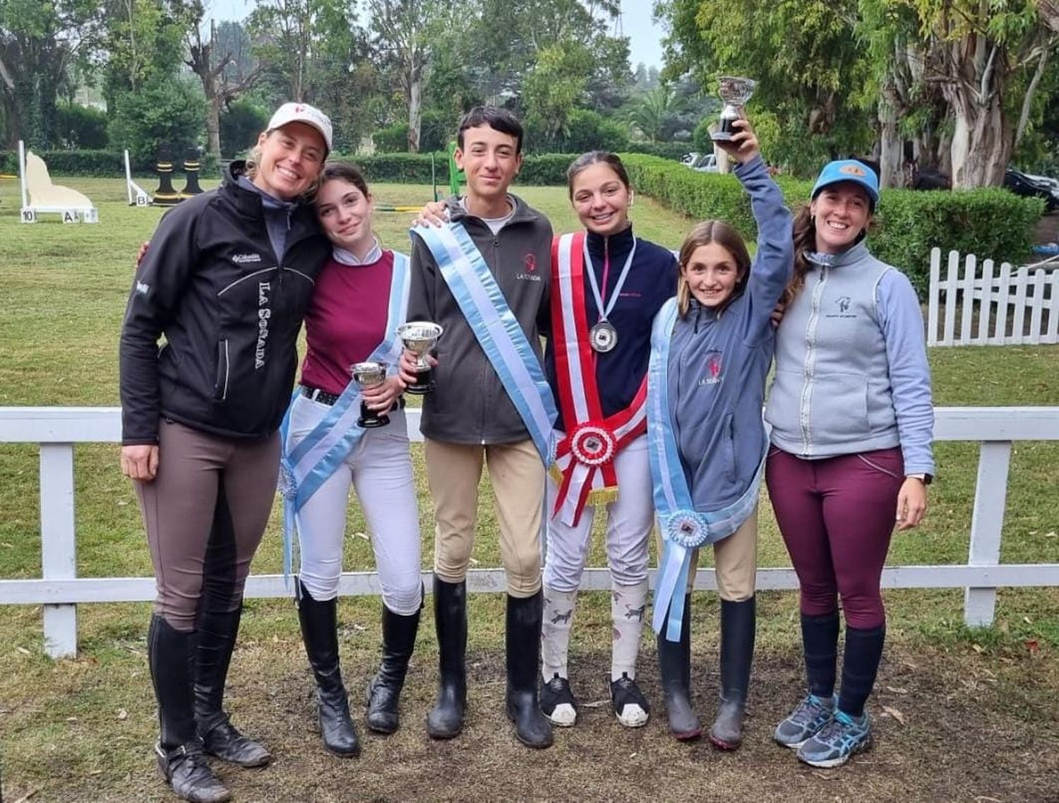 Los Campeones en Mar del Plata, Simón Shemi, Victoria Fernández y Chloe Saliani, acompañados de sus instructoras, Natalia López Capaul y Joana Lambert Cordero.