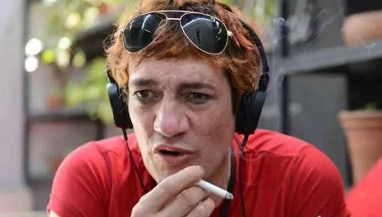 La irreconocible figura del Pity Álvarez: cigarrillo en mano, sonrisa y algunos kilos de más