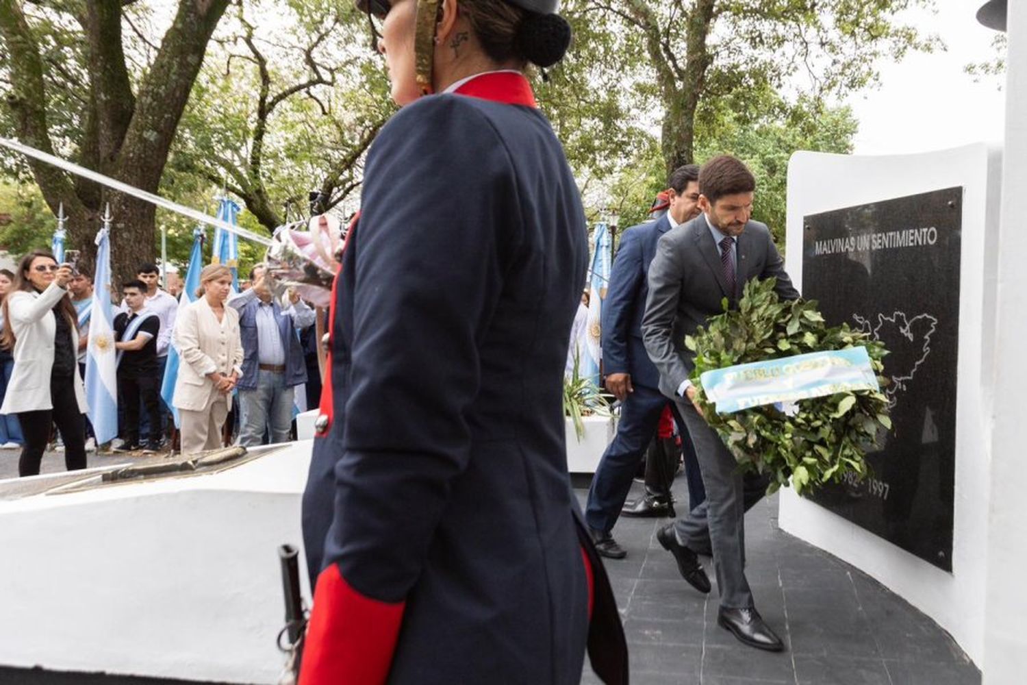 Colocación de una ofrenda florar en memoria de los caídos