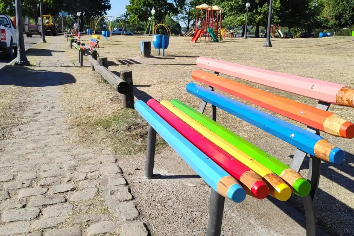 Incorporaron nuevos bancos en la Plaza de los Niños: Su particular diseño