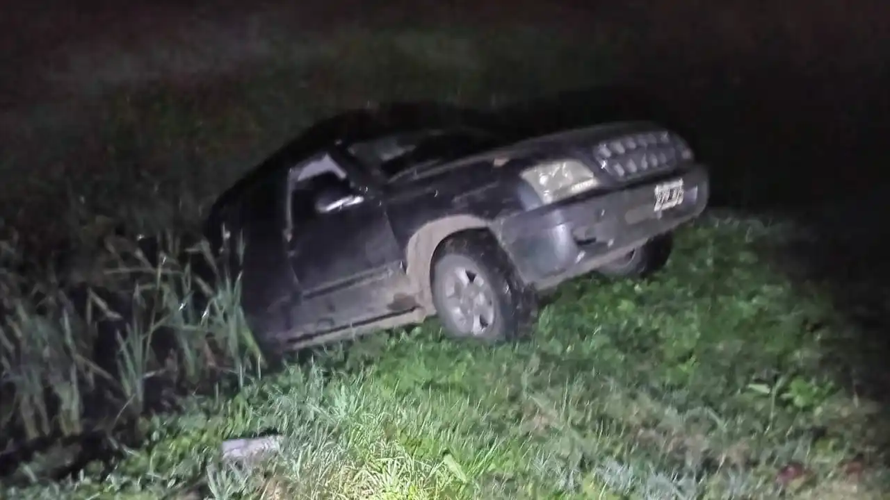 Manejó borracho, se cayó a un zanjón y se quedó dormido: lo despertó la policía y se agarró a trompadas