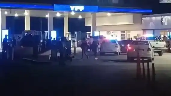 Conmoción en una estación de servicio de Zárate: un hombre asesinó a tiros a la ex pareja de su novia