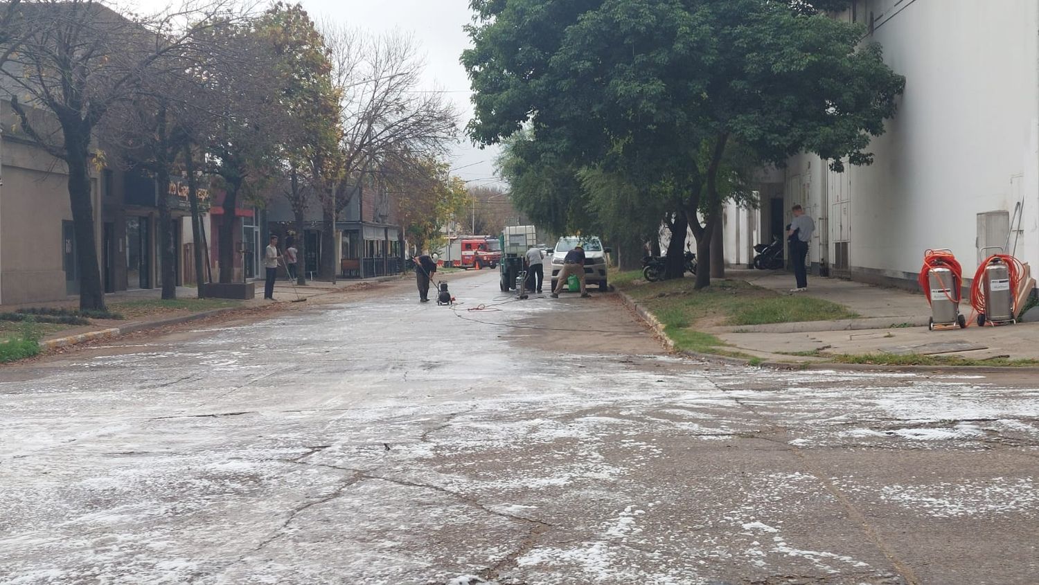 Derrame de aceite vegetal en calle Otto Sagemuller generó complicaciones en el tránsito céntrico de Crespo