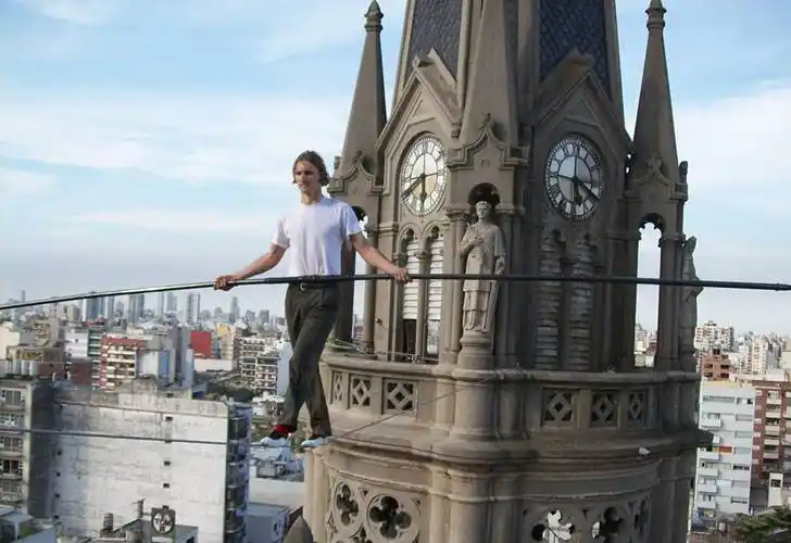 Moreno: Equilibrista sorprende a vecinos cruzando edificios sin red 