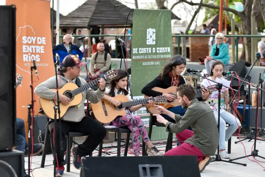 Llega al Teatro Gualeguaychú el proyecto colectivo cultural “De Costa a Costa”