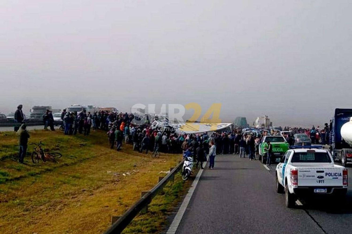 Volcó un camión cerca de San Pedro y vecinos saquearon la mercadería